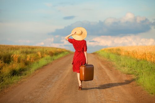 kvinde med kuffert på vej er besat af at rejse