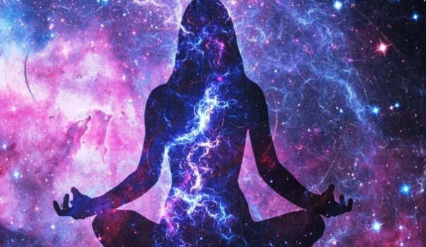 Kvinde finder sit indre lys med yoga