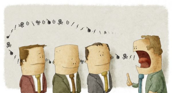 chef råber af medarbejdere. En arbejdsplads, hvor man er afhængige af konflikt er usundt