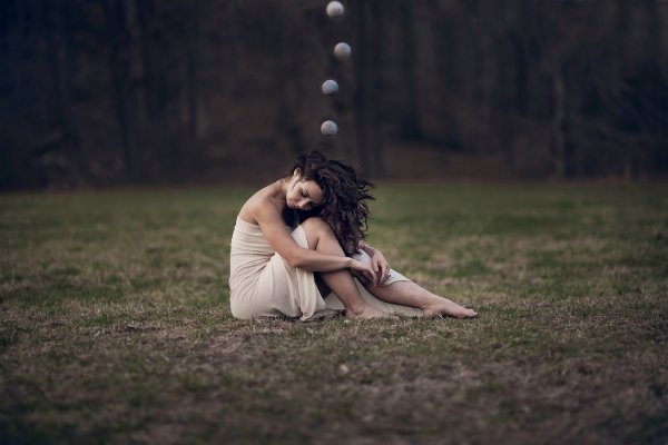 Piger med kugler der omgiver hende. noradrenalin