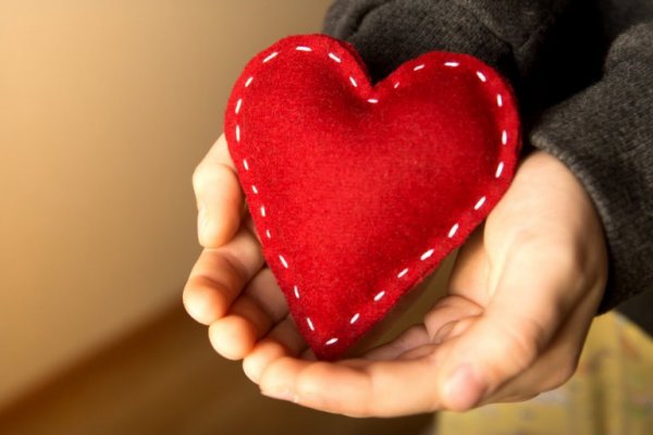 et syet hjerte i hænder for at vise taknemmelighed
