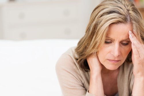 En kvinde der viser symptomerne på depression