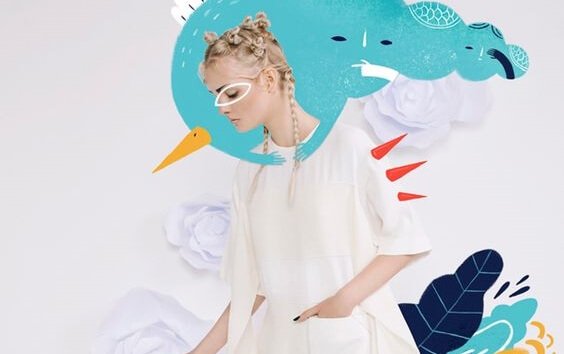 kvinde i hvid. selvsikre mennesker tænker ikke på hvad andre tænker