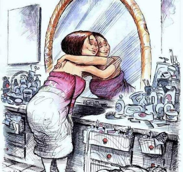 Kvinde omfavner sit eget spejlbillede. forelsket i dig selv