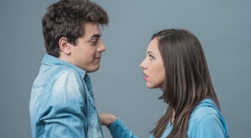 Kvinde praktiserer verbal aikido