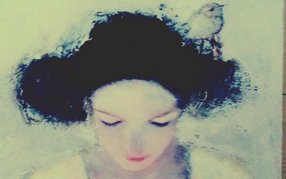 Kvinde ser ned. forelsket i dig selv