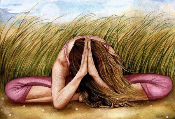 En kvinde mediterer i en mark og udvikler hendes intuition. udvikle din intuition