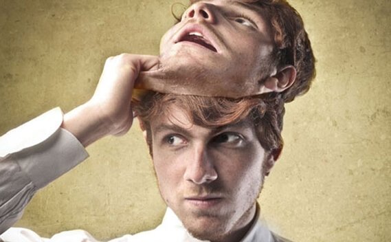 mand tager maske af som machiavellistiske mennesker gør