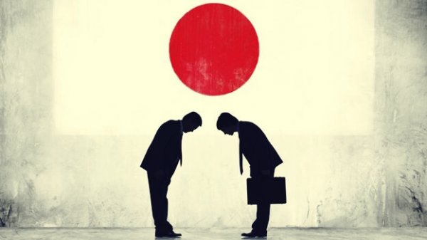 to mænd bukker med det japanske flag i baggrundet. japansk psykologi