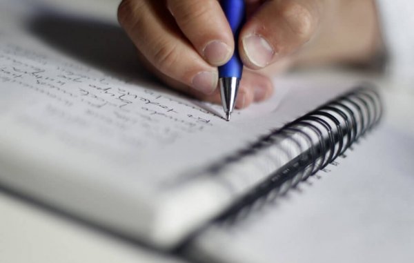 håndskrivning i notesbog ved hjælp af feynman teknikken