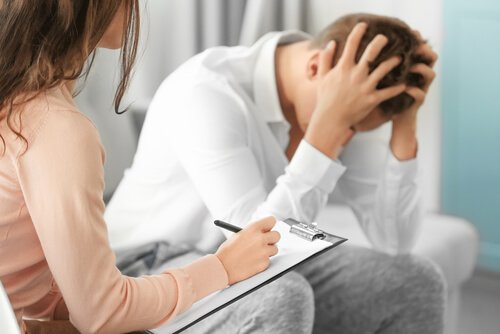 En terapeut med sin oprørte patient. medfølelses træthed
