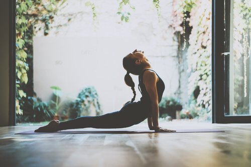 kvinde dyrker yoga