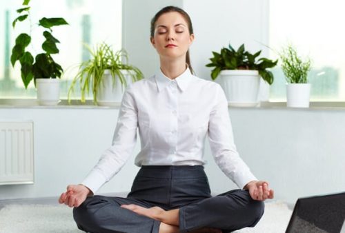 Kvinde i yogastilling mediterer. simple åndedrætsteknikker
