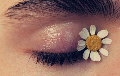 En blomst i øjenkrogen på en dame