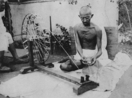 Gandhi sidder og tråder garn relaterer til flere citater fra Gandhi