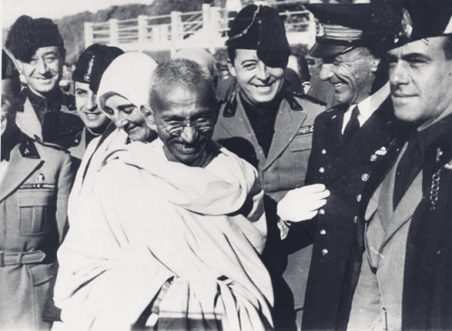 Ghandi imellem en stor menneskemængde