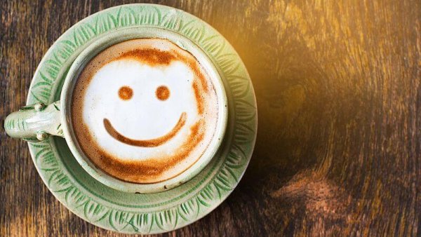 Kaffekop med smiley opmuntrer dig til at lære at elske dig selv