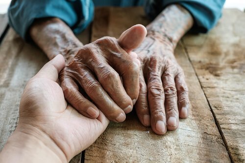 Yngre person passer på ældre og oplever plejersyndrom