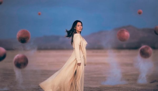 Pige omgivet af kugler