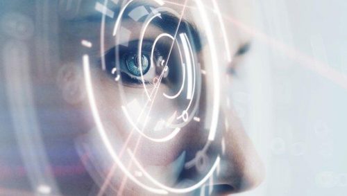 Kvinde kigger gennem glas