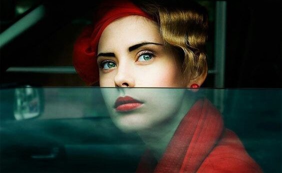 Kvinde i bil kigger ud af vindue