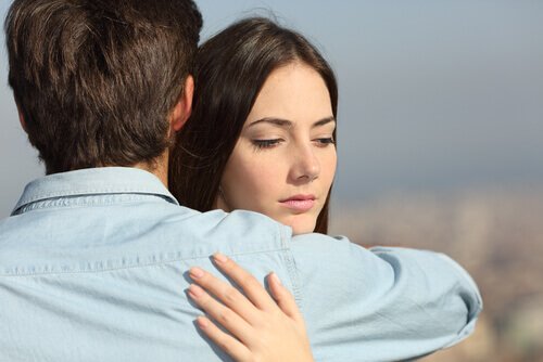 Kvinde krammer kæreste men er i tvivl omkring kærlighed