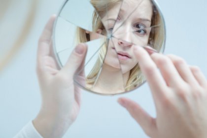 Kvinde kigger på sig selv i itu spejl