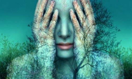 Kvinde med hænderne for ansigtet og træer på kroppen vil ofte efterlade ting ufuldendte