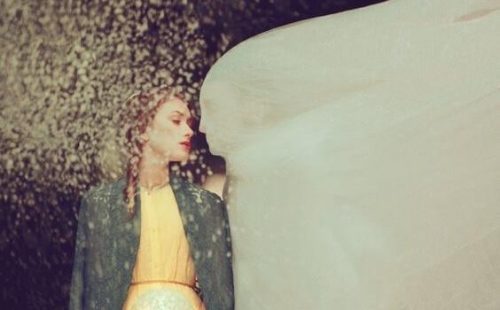 Kvinde står op af en træfigur der ligner et menneske med almindelige fejl og mangler