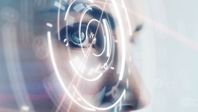 Kvinde ansigt bag glas