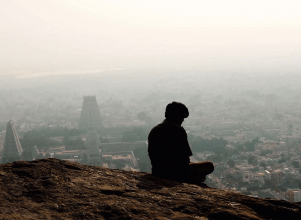 Mand ser ud på by og oplever ufrivillig ensomhed