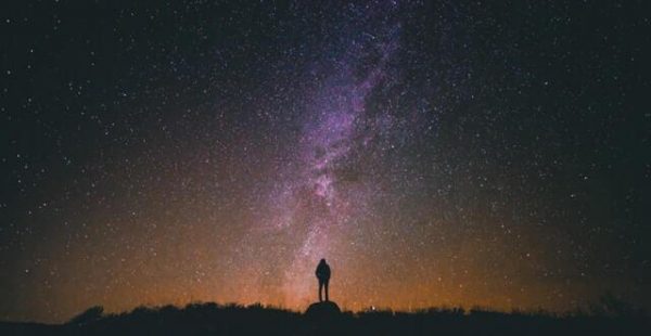 Person foran nattehimmel med stjerner
