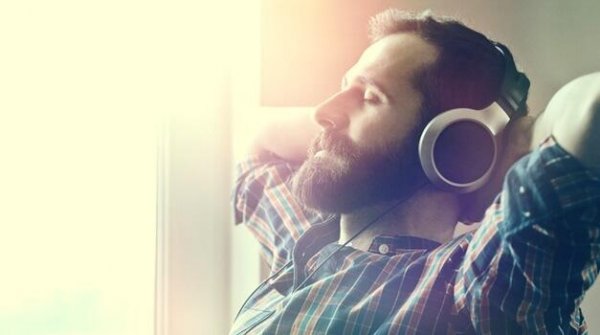 Mand med høretelefoner nyder fordele ved at lytte til afslappende musik