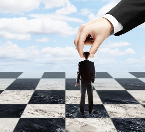 En mand bliver brugt som en skakbrik for at symbolisere autoritære personer