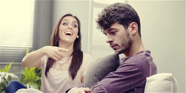 En kvinde gør nar af sin kæreste som illustration af vold i hjemmet