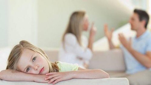Par skændes imens barn lytter