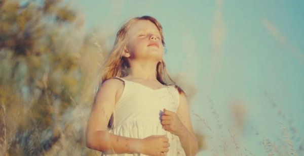 pige dyrker åndedrætsøvelser