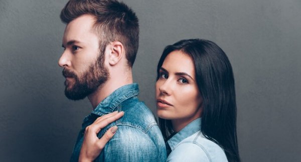 Kvinde holder om mand bagfra