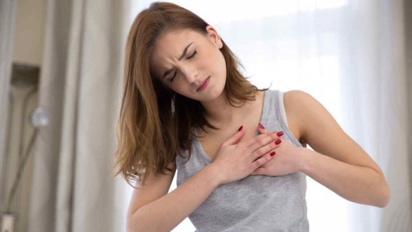 Kvinde oplever effekterne af stress på hjertet