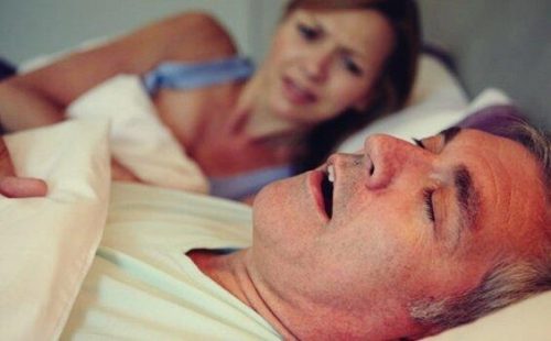 Kvinde kan ikke sove på grund af snorken, da mand lider af søvnapnø