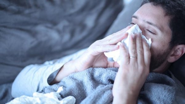 Mand med forkølelse oplever effekterne af stress