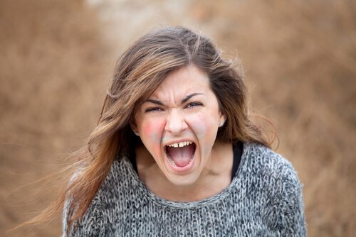 Kvinde råber, da vrede forgifter krop og sind