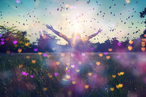 Fri kvinde på mark med hjerter og fugle råber: jeg vil give mig selv en chance