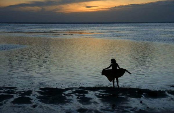 Kvinde ved strand oplever ufrivillig ensomhed