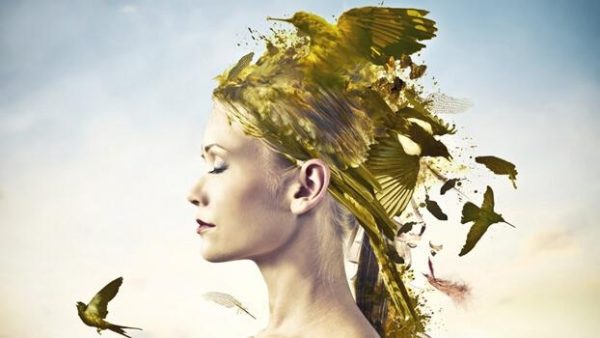 Kvinde med guldfugl på hovedet