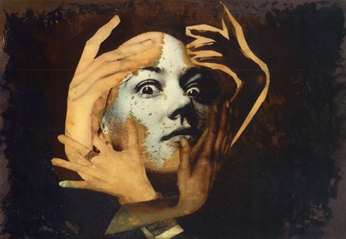 Fire hænder rundt om ansigt med udspilede øjne illustrerer delirium