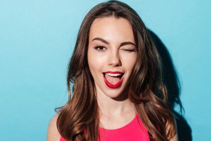 Kvinde blinker med det ene øje