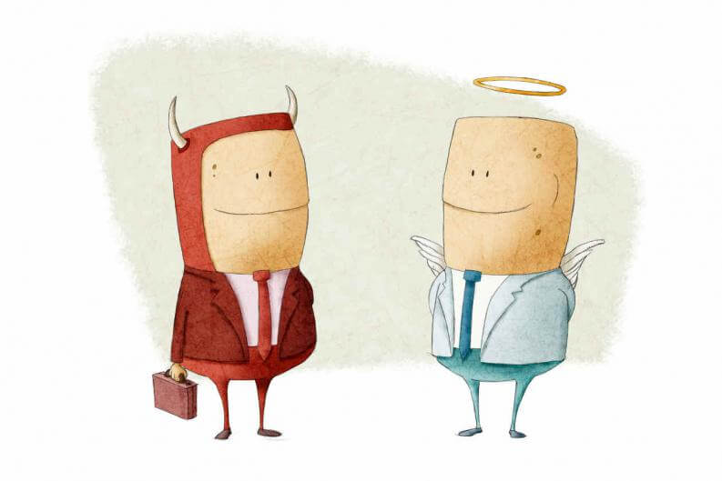 En djævel og en engel smiler til hinanden