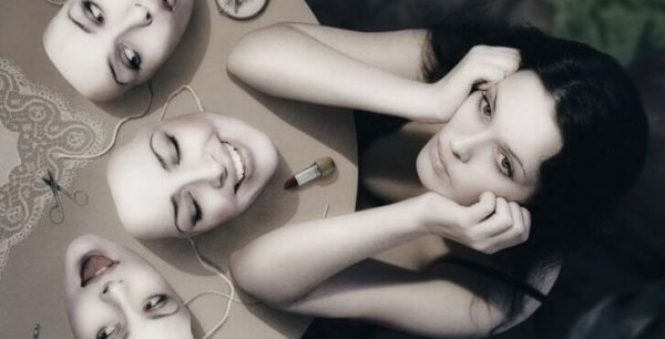 Kvinde med masker oplever paranoid skizofreni