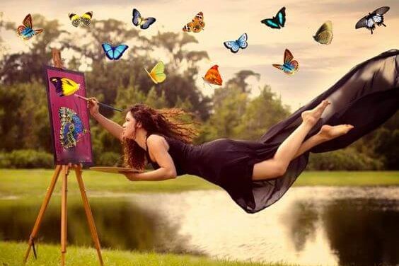 Flyvende kvinde maler levende sommerfugle